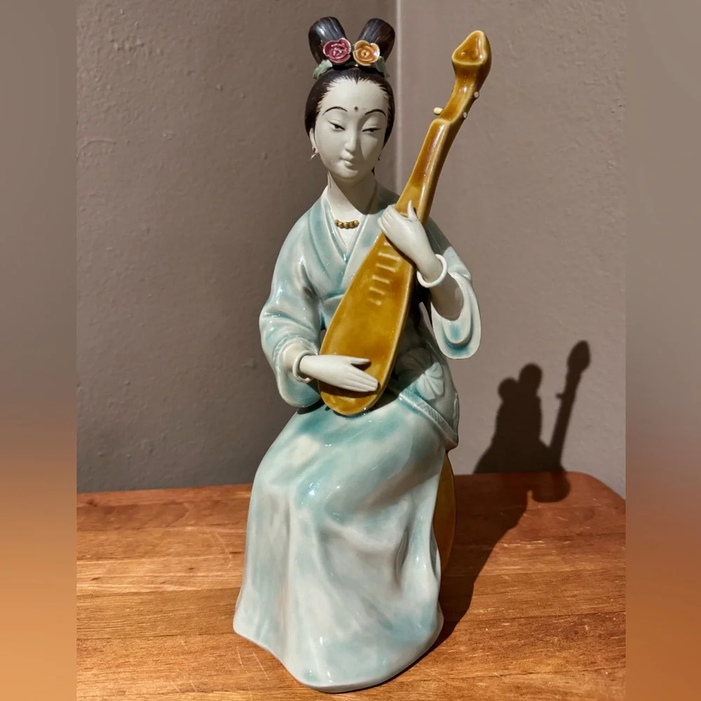 Seated Japanese Geisha Girl Playing the Pipa Hand Painted Porcelain Figurine 🏯